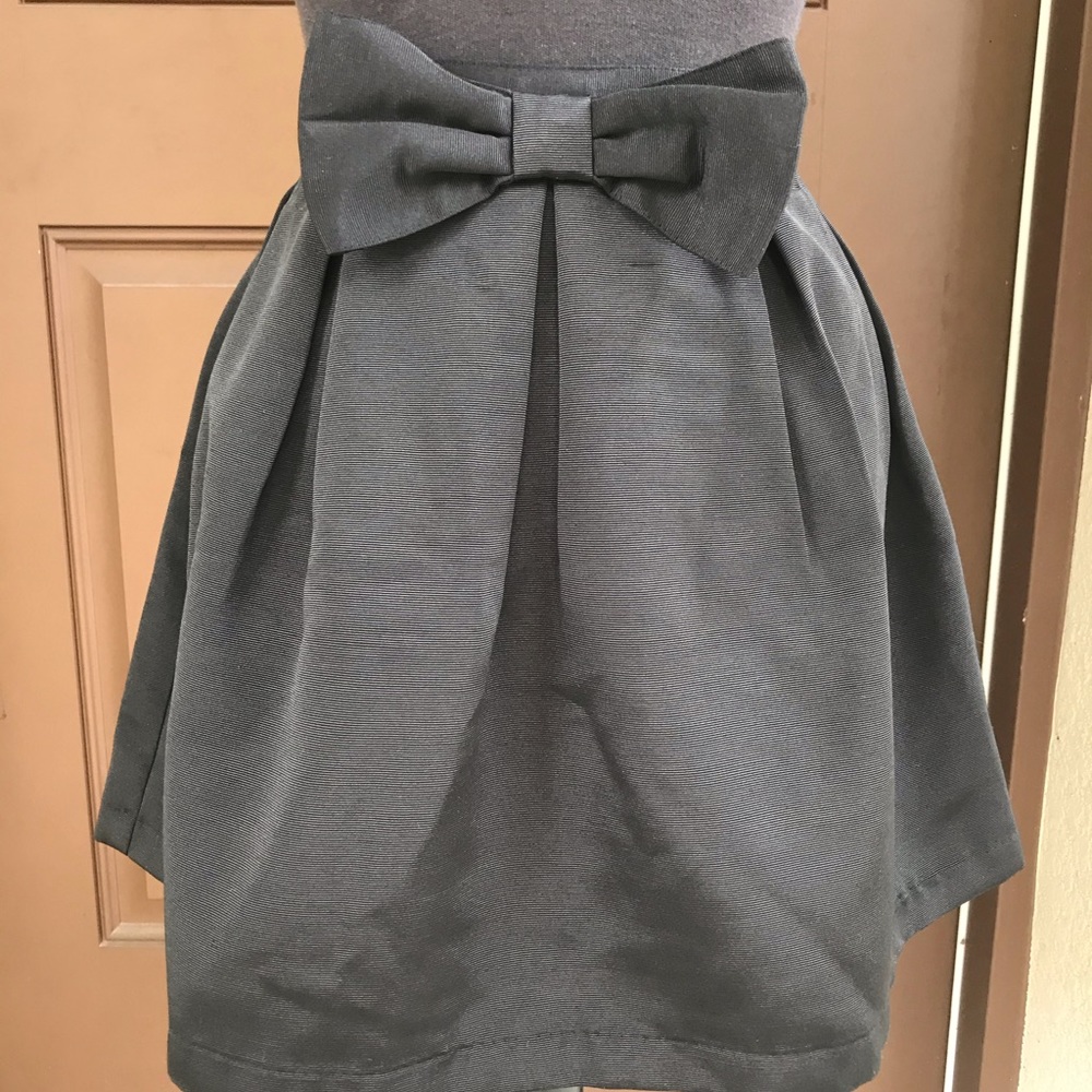 Black ribbed rayon mini skirt with bow